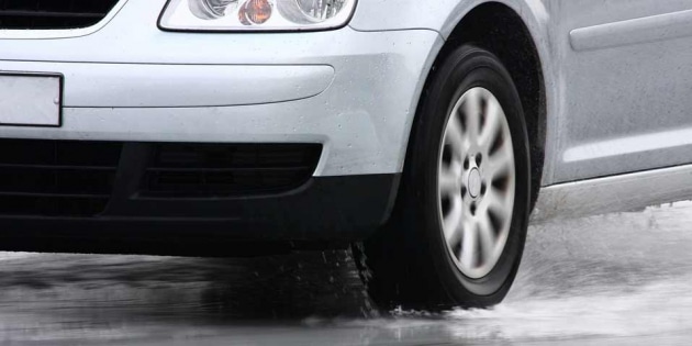 Aquaplaning : comment guider ses pneus sur route mouillée