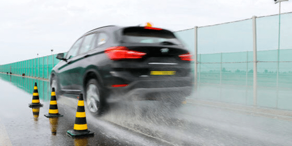 Test pneus hiver SUV : Auto Bild fait un comparatif de l'adhérence des pneus sur sol mouillé