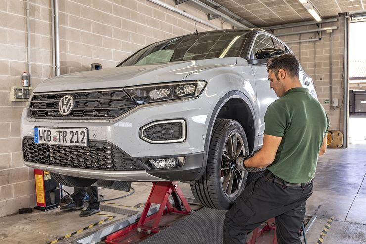 Changement de pneu sur un Volkswagen T-Roc pour le comparatif 2019 de pneus été pour SUV compacts par Auto Motor und Sport