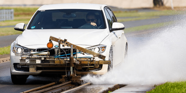 Comparatif pneus été : test freinage sur sol mouillé par AutoZeitung