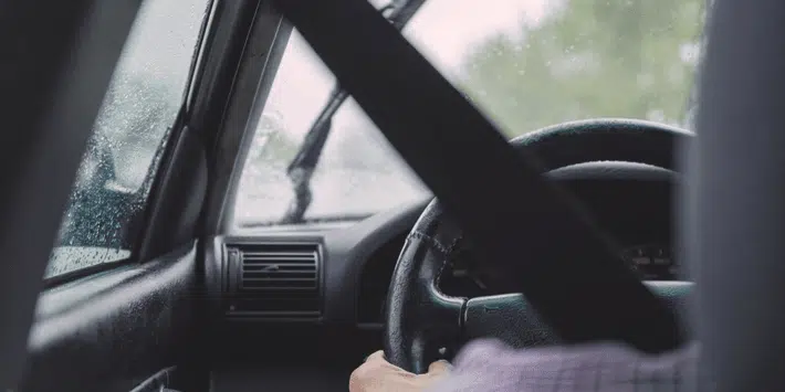Conducteur roule sous la pluie : assurance voiture pour intempéries