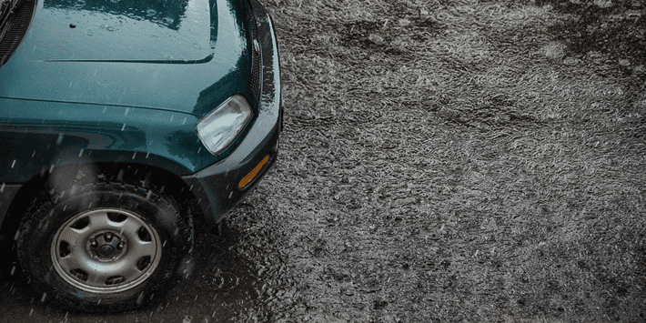 Conduire sous la pluie : des pneus en bon état assurent votre sécurité
