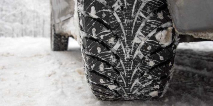 Pneu clouté et cloutable : pneu hiver à clou pour rouler sur la neige et la glace