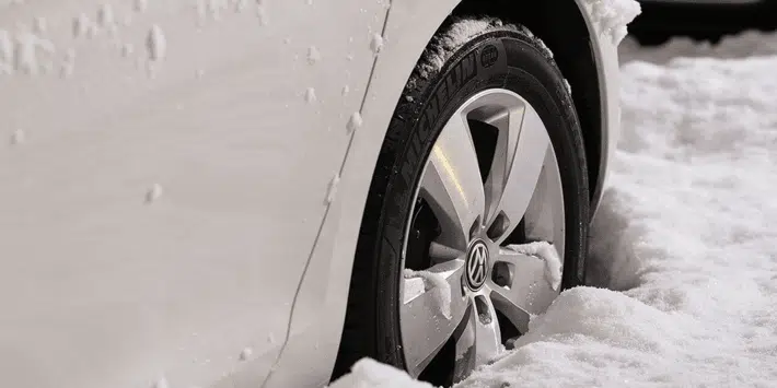 Préparer sa voiture à l'hiver : conseils d'entretien automobile et pneus neige