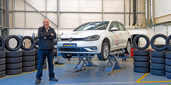 Meilleurs pneus été 2021 : test et comparatif de pneus dans l'atelier de Auto Express