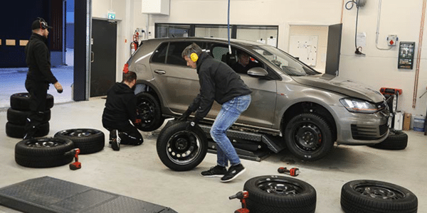 Test pneus hiver : ADAC et TCS font le montage des pneus pour le comparatif