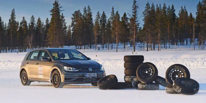 Test de pneus hiver par Auto Express sur la neige