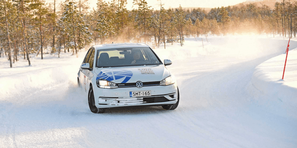 Test pneus hiver : Auto Express fait un comparatif de l'adhérence des pneus en virage sur neige