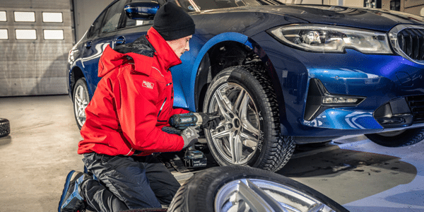 Test pneus hiver : montage des pneus sur berlines par AMS