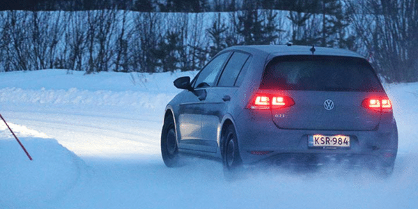 Test pneus hiver sur neige : ADAC et TCS font un comparatif des meilleurs pneus neige pour voitures compactes