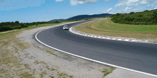 Test pneus toutes saisons : Tyre Review fait le comparatif sur sol sec du circuit