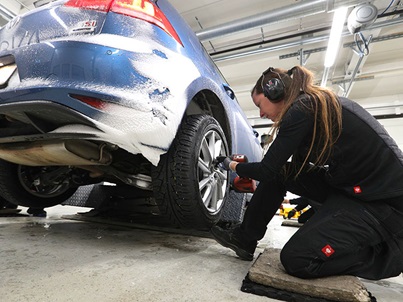Montage de pneus hiver sur Volkswagen Golf pour le test de pneus hiver de l’ADAC et du TCS