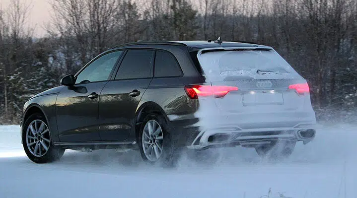 Audi A4 roule sur piste enneigée pour le test de pneus hiver de l’ADAC et du TCS