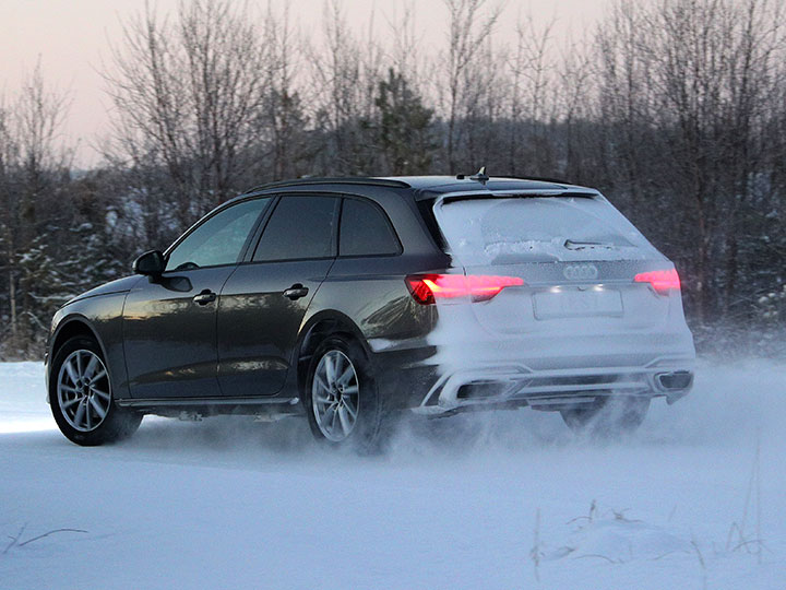 Audi A4 roule sur piste enneigée pour le test de pneus hiver de l’ADAC et du TCS
