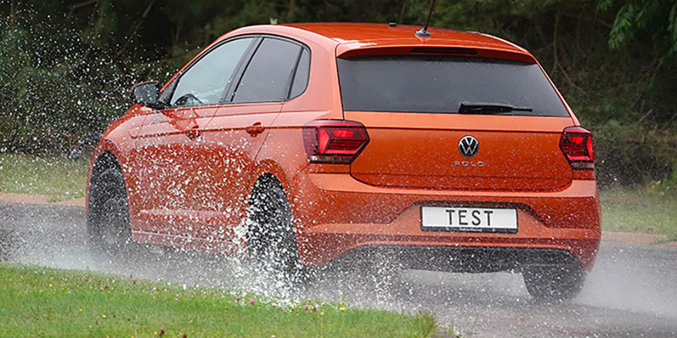Volkswagen Polo effectue un virage sur sol mouillé pour le test de pneus été 2022 pour citadines de l’ADAC et du TCS
