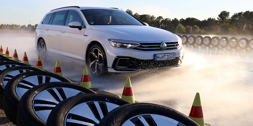 Volkswagen Passat freine sur sol mouillé devant les pneus testé lors du comparatif 2022 d’Auto Bild