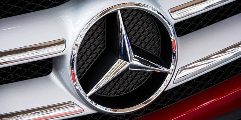 Logo Mercedes sur l'avant d'une voiture